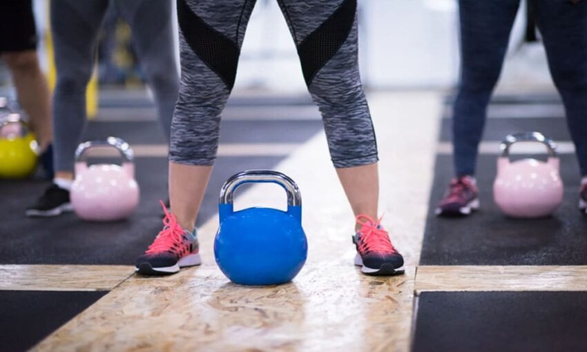 Latihan menggunakan alat kettlebell untuk meningkatkan kekuatan dan otot tubuh secara menyeluruh